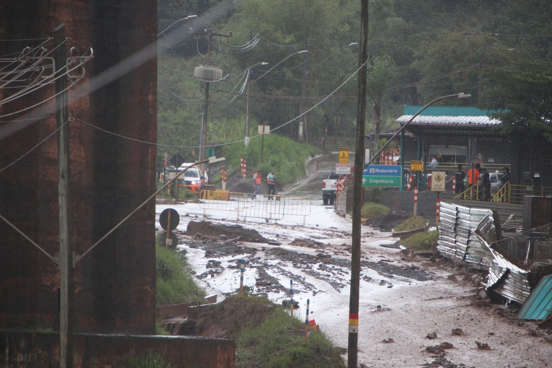 Rompimento de dique na barragem da Vale Mina da Viga.
      - Edesio Ferreira/EM