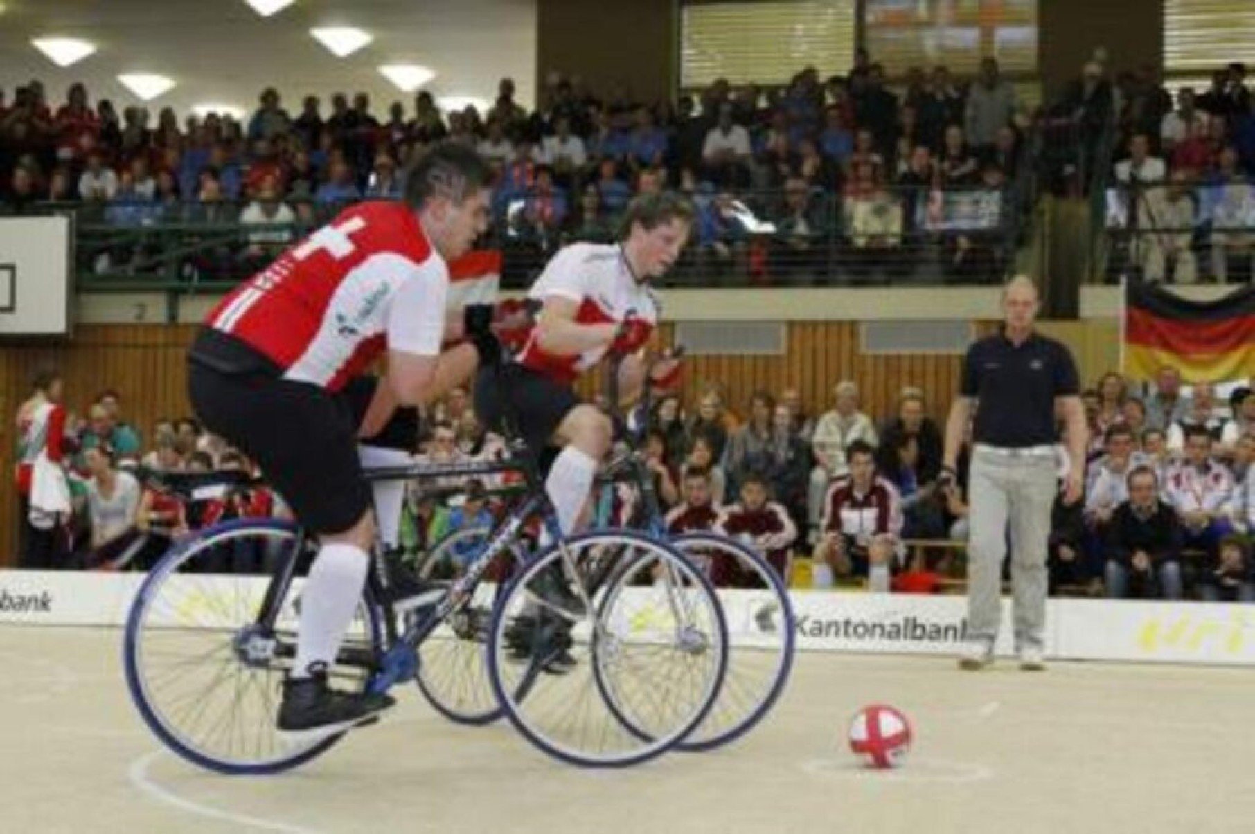 Conheça o curioso radball, o ciclismo de salão - Portal Giro 10