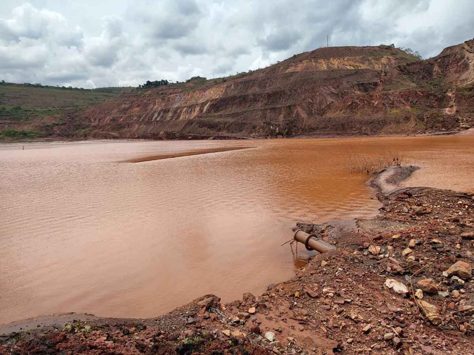 263 mil metros c&uacute;bicos de &aacute;gua e sedimentos vazaram pela estrutura da mina, equivalente a 105 piscinas ol&iacute;mpicas
