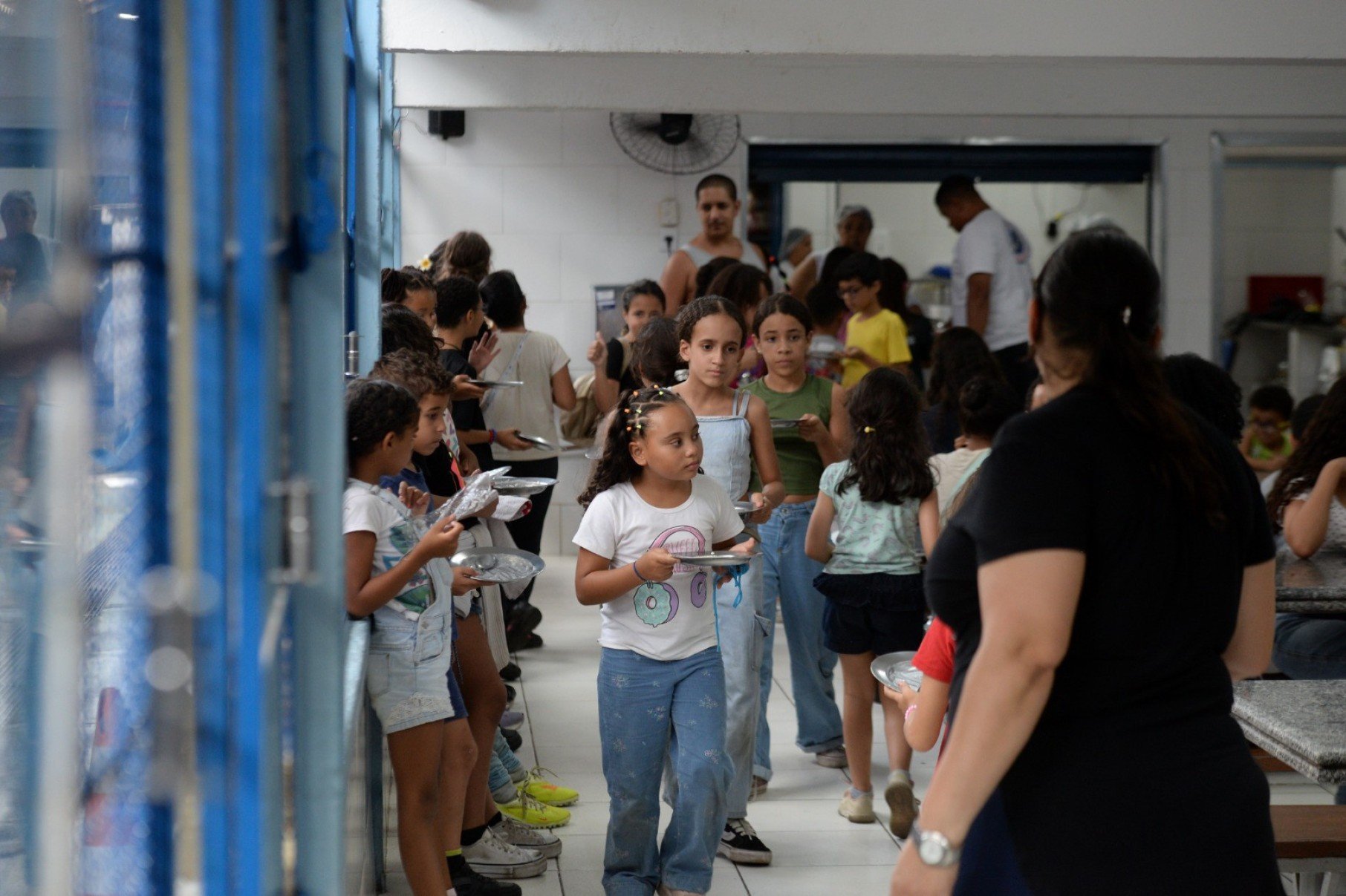 Crian&ccedil;as no primeiro dia de Escola nas F&eacute;rias no refeit&oacute;rio da Escola Municipal Francisca de Paula, no bairro  Cinquenten&aacute;rio, na Regi&atilde;o Oeste da capital mineira