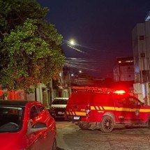 Incêndio destrói casa e mobiliza bombeiros em Belo Horizonte - CBMMG/Divulga&ccedil;&atilde;o