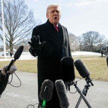 Em meio à crise, Trump surpreende ao dizer: 'Você não pode ter armas' - SAUL LOEB / AFP