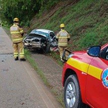 Acidente entre carro e carreta mata motorista na BR-267, no Sul de Minas - Divulgação/CBMMG