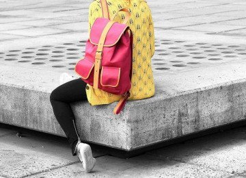 
Mochilas não devem ser sustentadas por apenas um ombro, pois isso traz o risco de desalinhar a coluna -  (crédito: Pixabay/reprodução)