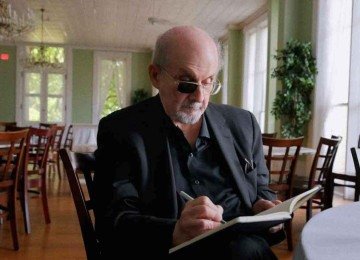 Document&aacute;rio "Knife: The attempted murder of Salman Rushdie" retrata a intimidade do escritor em cenas filmadas por sua mulher, Rachel Eliza Griffiths -  (crédito: Rachel Eliza Griffiths/reprodu&ccedil;&atilde;o)