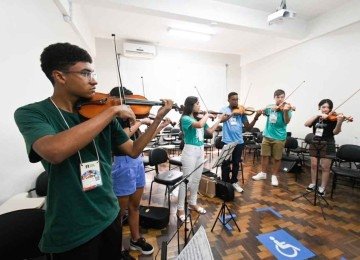 O violinista Lucas Afonso Silva, de 15 anos, despertou para a música em igreja de BH  -  (crédito: Fernovi/Divulgação)