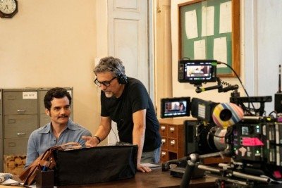 Wagner Moura e Kleber Mendon&ccedil;a Filho nos bastidores de "O Agente Secreto", um dos destaques brasileiros no BAFTA 2026. -  (crédito: Divulga&ccedil;&atilde;o / Victor Juca)