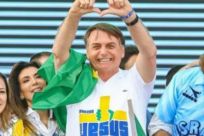 O ex-presidente Jair Bolsonaro exemplifica a uni&atilde;o entre f&eacute; e pol&iacute;tica, tema central na discuss&atilde;o sobre a vida p&uacute;blica nacional. Na imagem, ele participa da Marcha Para Jesus em S&atilde;o Paulo (SP) -  (crédito: Divulga&ccedil;&atilde;o/Jair Bolsonaro)