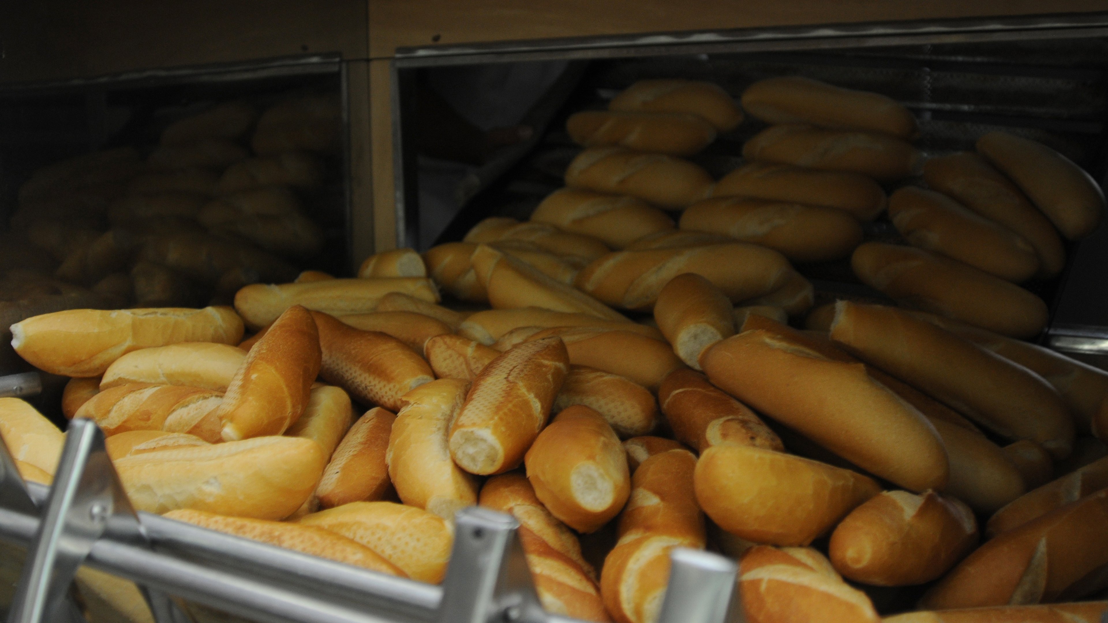 O pre&ccedil;o do p&atilde;o franc&ecirc;s sente o impacto da alta do d&oacute;lar na importa&ccedil;&atilde;o do trigo, encarecendo o caf&eacute; da manh&atilde; dos brasileiros. -  (crédito: T&uacute;lio Santos/EM/D.A. Press)