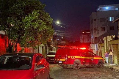 Bombeiros conseguiram extinguir as chamas, mas im&oacute;vel sofreu danos estruturais -  (crédito: CBMMG/Divulga&ccedil;&atilde;o)