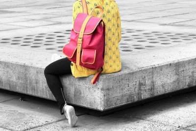 
Mochilas não devem ser sustentadas por apenas um ombro, pois isso traz o risco de desalinhar a coluna -  (crédito: Pixabay/reprodução)