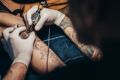 Tatuador é condenado a pagar indenização por não terminar tatuagem -  (crédito: Reprodução)
