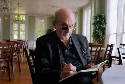 Documentário 'Knife: The attempted murder of Salman Rushdie' retrata a intimidade do escritor em cenas filmadas por sua mulher, Rachel Eliza Griffiths -  (crédito: Rachel Eliza Griffiths/reprodução)