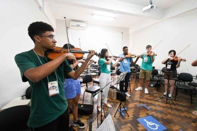O violinista Lucas Afonso Silva, de 15 anos, despertou para a música em igreja de BH  -  (crédito: Fernovi/Divulgação)