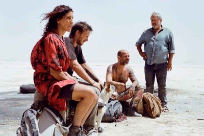 Filmado no deserto, no Marrocos, 'Sirât' acompanha um pai em busca da filha desaparecida; título está indicado a Melhor Filme Internacional -  (crédito: Quim Vives/Divulgação)