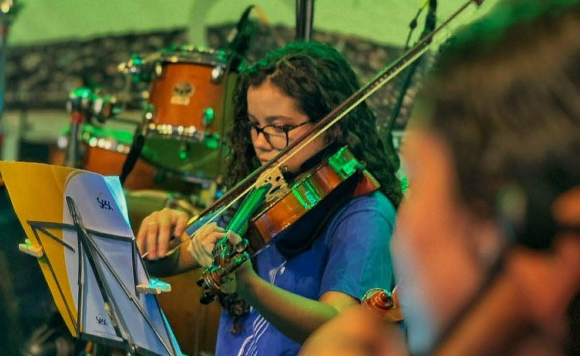 Violista Maria Fernanda Machado, de 18 anos, ensaia
