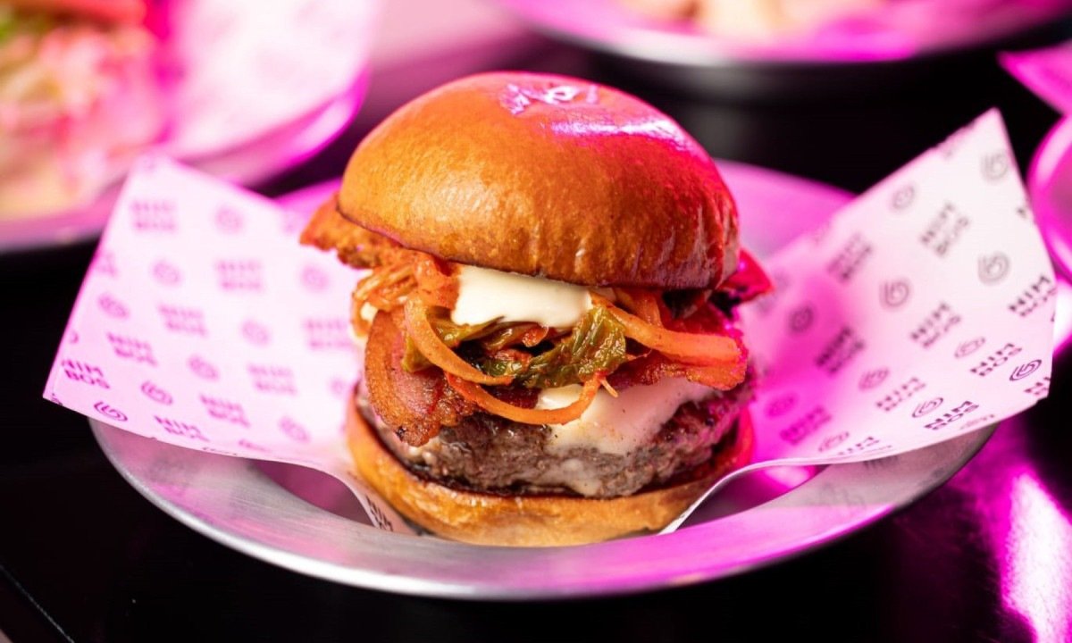 Batizado de Kimcheese, um dos hamb&uacute;rgueres de sucesso do Nimbos aproxima kimchi e requeij&atilde;o de corte