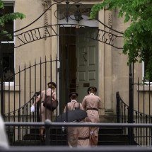 ‘Superbabás’ formadas em faculdade britânica são comparadas a personagens célebres do cinema - Reprodução/YouTube