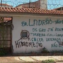 Exausto de tantos furtos, morador deixa aviso para ladrão; veja cartazes divertidos - Reprodução EPTV