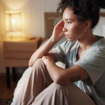 Jovens adultos: produtividade excessiva e redes sociais pioram saúde mental - Freepik