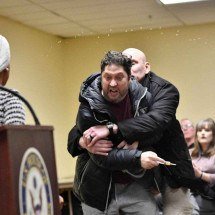 EUA: deputada pede abolição do Serviço de Imigração e é atacada em comício - Octavio JONES / AFP