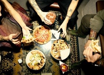 O Vizú Pizza Bar aposta em clima intimista, músicas de qualidade, pizzas descomplicadas e coquetéis surpreendentes -  (crédito: Natália Menin/Divulgação)