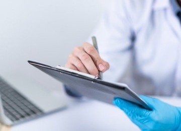 <p>O profissional que se comporta como médico nas farmácias pode ser denunciado por quebra do Código de Ética. Dependendo da gravidade da conduta, pode haver advertência, multa ou suspensão da atividade profissional.</p>
 -  (crédito: Chokniti Khongchum - pixabay)