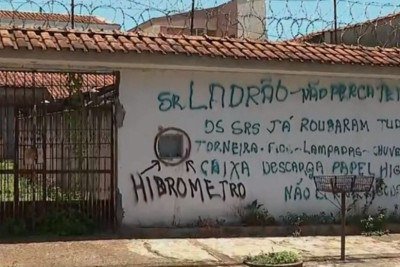 <p>Um aviso colocado recentemente no muro de uma casa em Ribeirão Preto, no interior paulista, é um dos exemplos do bom humor do brasileiro até mesmo em situações complicadas. A família escreveu para os ladrões que nem adiantaria invadir a residência, pois outros já haviam feito a limpa… “Não perca tempo, já roubaram tudo”.</p>
 -  (crédito: Reprodução EPTV)