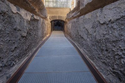 <p>A Passagem de Cômodo, entrada usada por antigos imperadores para chegar discretamente à tribuna principal do Coliseu, foi reaberta ao público em 2025 após ampla restauração.</p>
 -  (crédito: Parco archeologico del Colosseo/Reprodução )