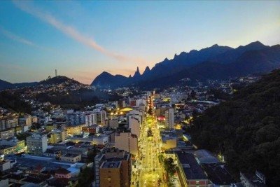 <p>Moradores de Teresópolis (RJ) organizaram um abaixo-assinado que já ultrapassa 13 mil apoios contra a lei que autoriza a construção de prédios de até 20 andares no bairro do Alto, sancionada em dezembro de 2025.</p>
 -  (crédito: Divulgação/Prefeitura de Teresópolis)