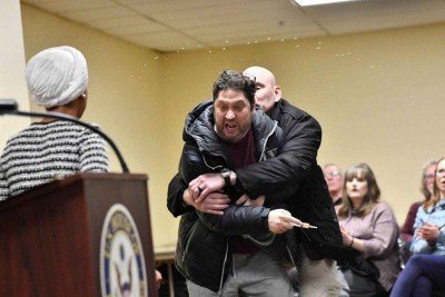 Homem que estava em comício atacou deputada Ilhan Omar com uma seringa com líquido fétido não identificado -  (crédito: Octavio JONES / AFP)