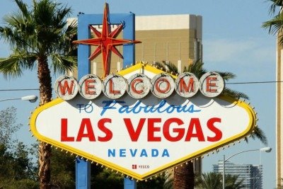 <p>Quando se fala em Las Vegas, as pessoas lembram logo de cassinos. Mas, curiosamente, a cidade também é um dos destinos mais populares do mundo para casamentos, com dezenas de capelas que oferecem cerimônias rápidas e temáticas.</p>
 -  (crédito: Rudi Nockewel por Pixabay)