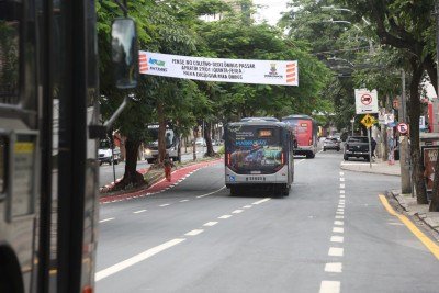 As faixas da direita (pr&oacute;ximas &agrave;s cal&ccedil;adas) ser&atilde;o exclusivas para os &ocirc;nibus de segunda a sexta-feira, das 6h &agrave;s 9h e das 17h &agrave;s 19h30 -  (crédito: Marcos Vieira /EM/DA. Press. Brasil. Belo Horizonte - MG)