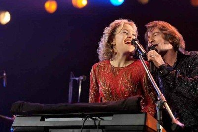 Kate Hudson e Hugh Jackman interpretam casal azarado de cantores em busca da fama no filme 'Song Sung Blue: um sonho a dois'  -  (crédito: Universal/Divulgação)