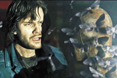 O pintor alcoólatra James (Jeremy Irvine) sai em busca a mulher amada que desapareceu na aparentemente pacata cidade de Silent Hill -  (crédito: Paris Filmes/divulgação)