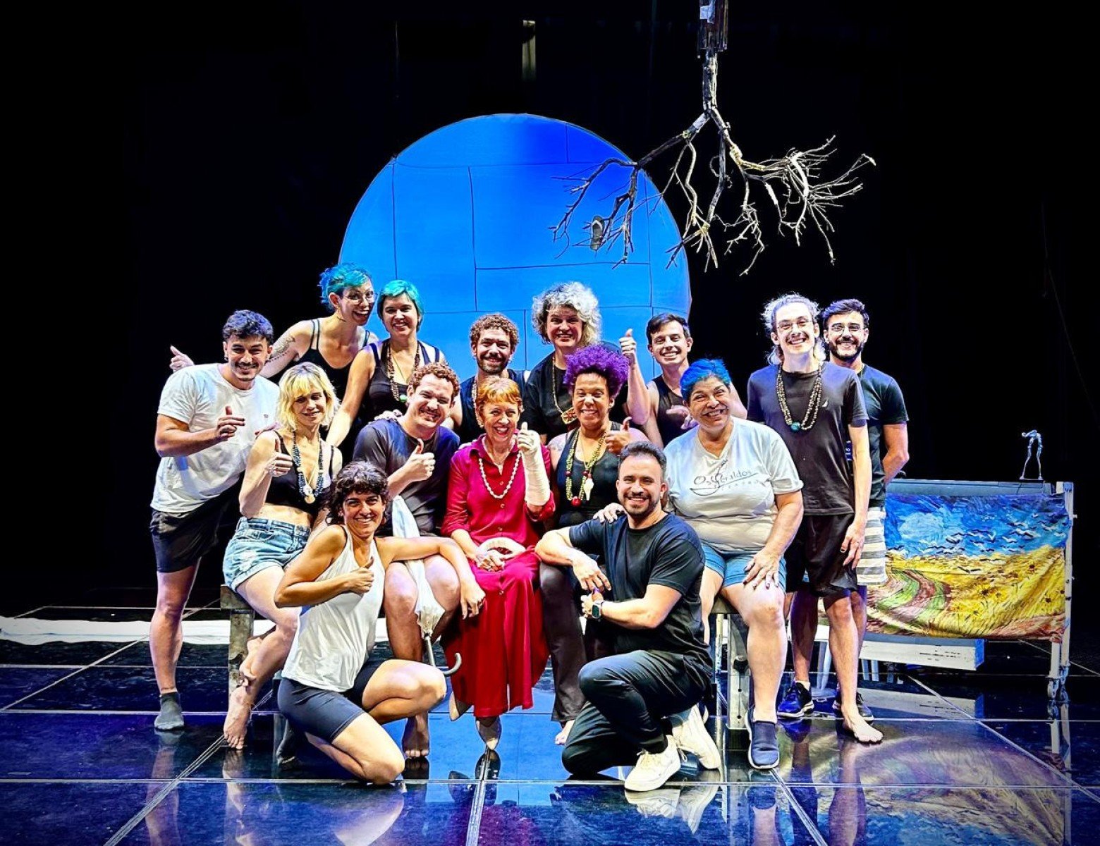 Atores do grupo Os Geraldos est&atilde;o todos no palco e posam para a c&acirc;mera