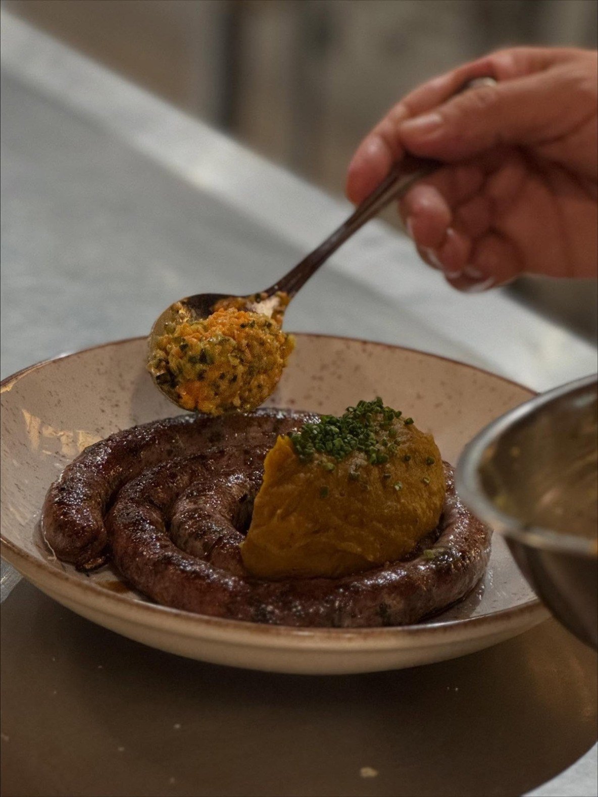 Lingui&ccedil;a na brasa com pur&ecirc; de ab&oacute;bora e molho t&aacute;rtaro do Fuga