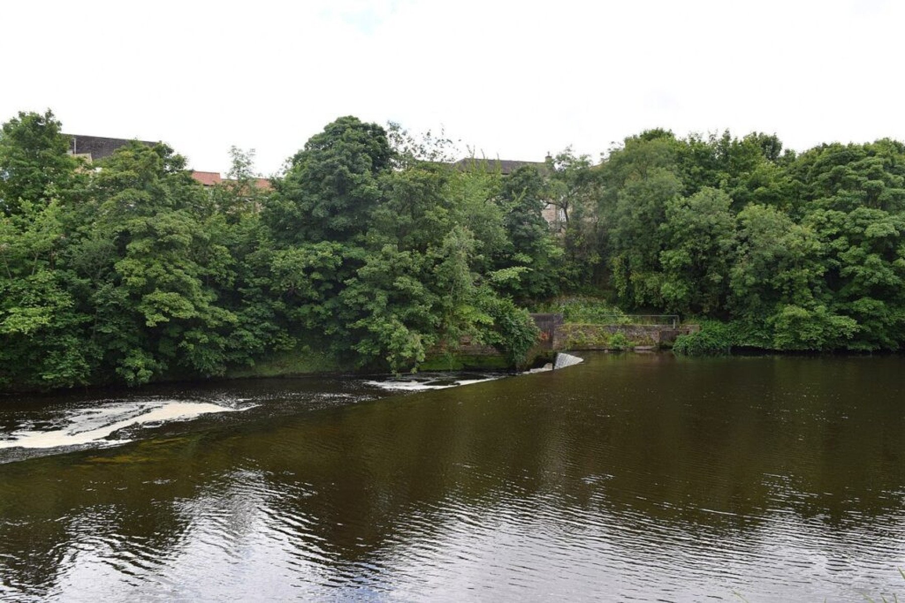 Este riachinho inglês parece inofensivo – mas, se cair nele, é morte em 100% dos casos - Portal Giro 10