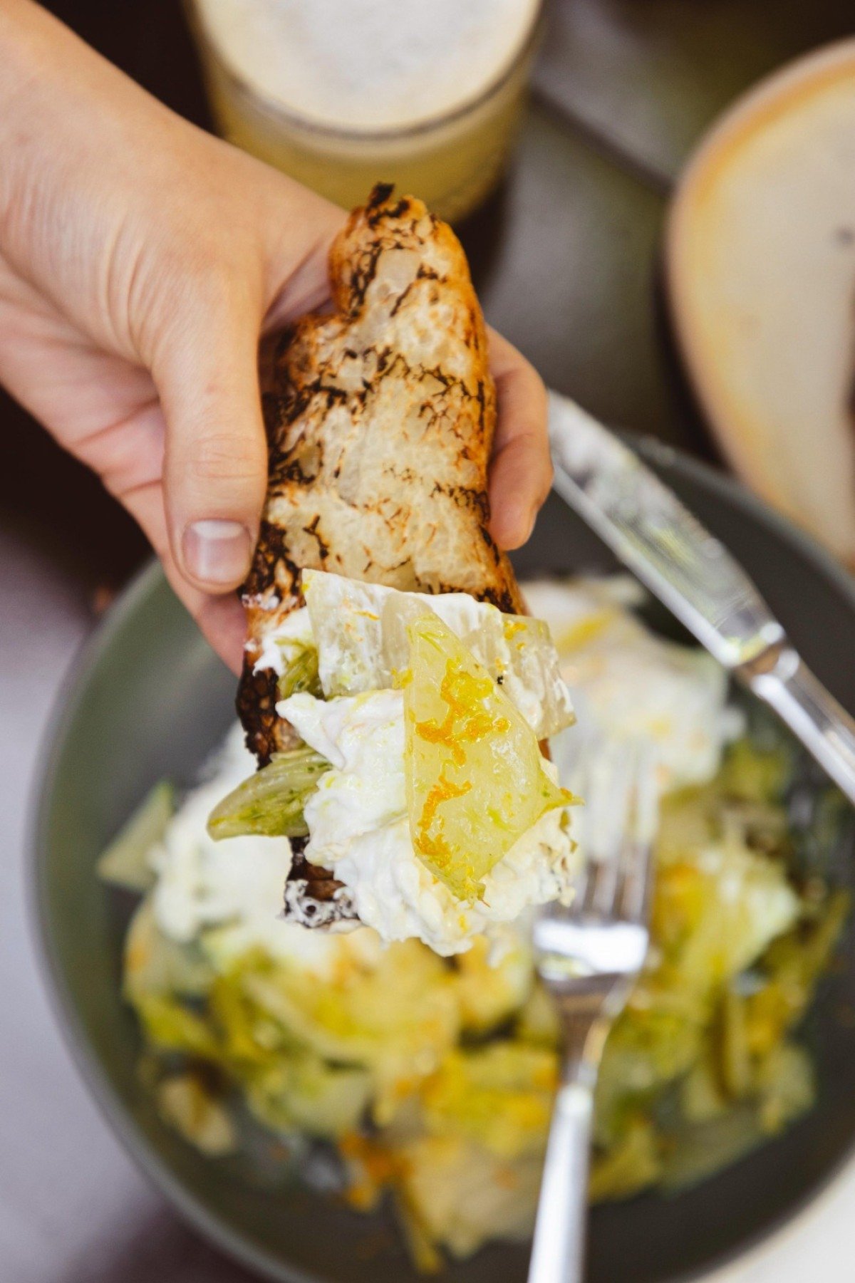 Por n&atilde;o levar pimenta, o kimchi que acompanha a burrata com pera no Casa Riuga &eacute; chamado de branco