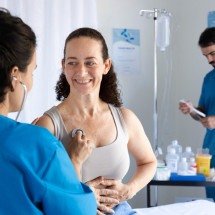 Envelhecimento feminino revela desafios da saúde preventiva - FreePik