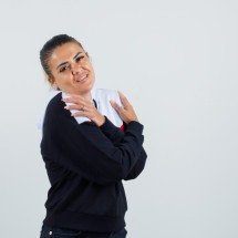 Ombro congelado: doença acontece principalmente na menopausa - 8photo/FreePik