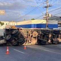 Carreta tombada trava a Av. Amazonas nesta quinta (29) em BH; veja situação - Edésio Ferreira/EM/D.A.Press