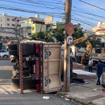 Vídeo flagra momento em que carreta tomba e trava a Avenida Amazonas, em BH - Edésio Ferreira/EM/D.A.Press