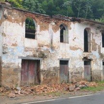 Casarão do século 18, em Simão Pereira, necessita com urgência de restauração -  (crédito: GERALDO FRANCISCO DO NASCIMENTO E NELSON OLIVEIRA TOMAZ/PREFEITURA DE SIMÃO PEREIRA/DIVULGAÇÃO)