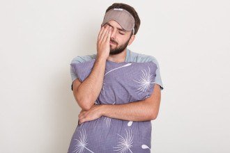 O calor está atrapalhando sua noite de sono? Veja dicas para dormir melhor