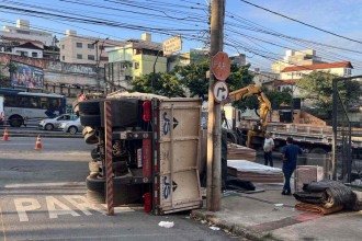 Vídeo flagra momento em que carreta tomba e trava a Avenida Amazonas, em BH