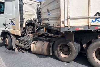 BH: carreta na Av. Amazonas é destombada depois de 15 horas