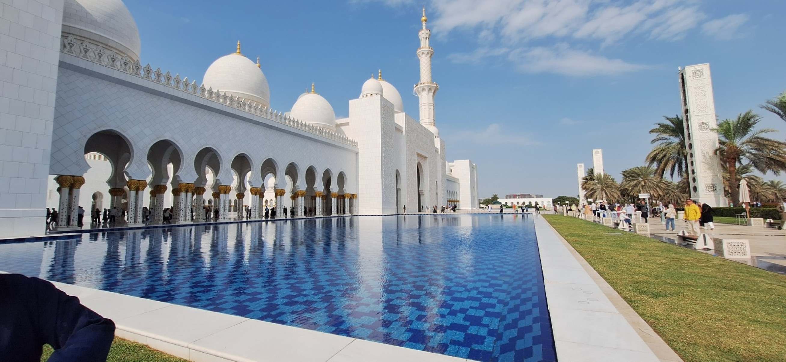 Uma das paradas do MSC Euribia &eacute; em Abu Dhabi, onde est&aacute; a Grande Mesquita Sheikh Zayed.