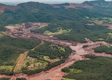 Vista do buraco deixado pela barragem ao fundo com o rastro da lama de rejeitos, trag&eacute;dia provocada pelo rompimento de barragem da mineradora Vale em Brumadinho. -  (crédito: Ibama Brasil )