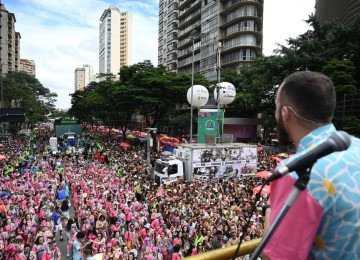 Com bateria potente e hits do pop nacional, o bloco é um dos favoritos do público jovem pela sua energia vibrante -  (crédito: Leandro Couri/EM/D.A. Press)